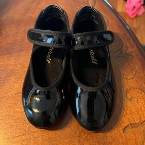 Tap shoes size 7.5 fits an 7-8.